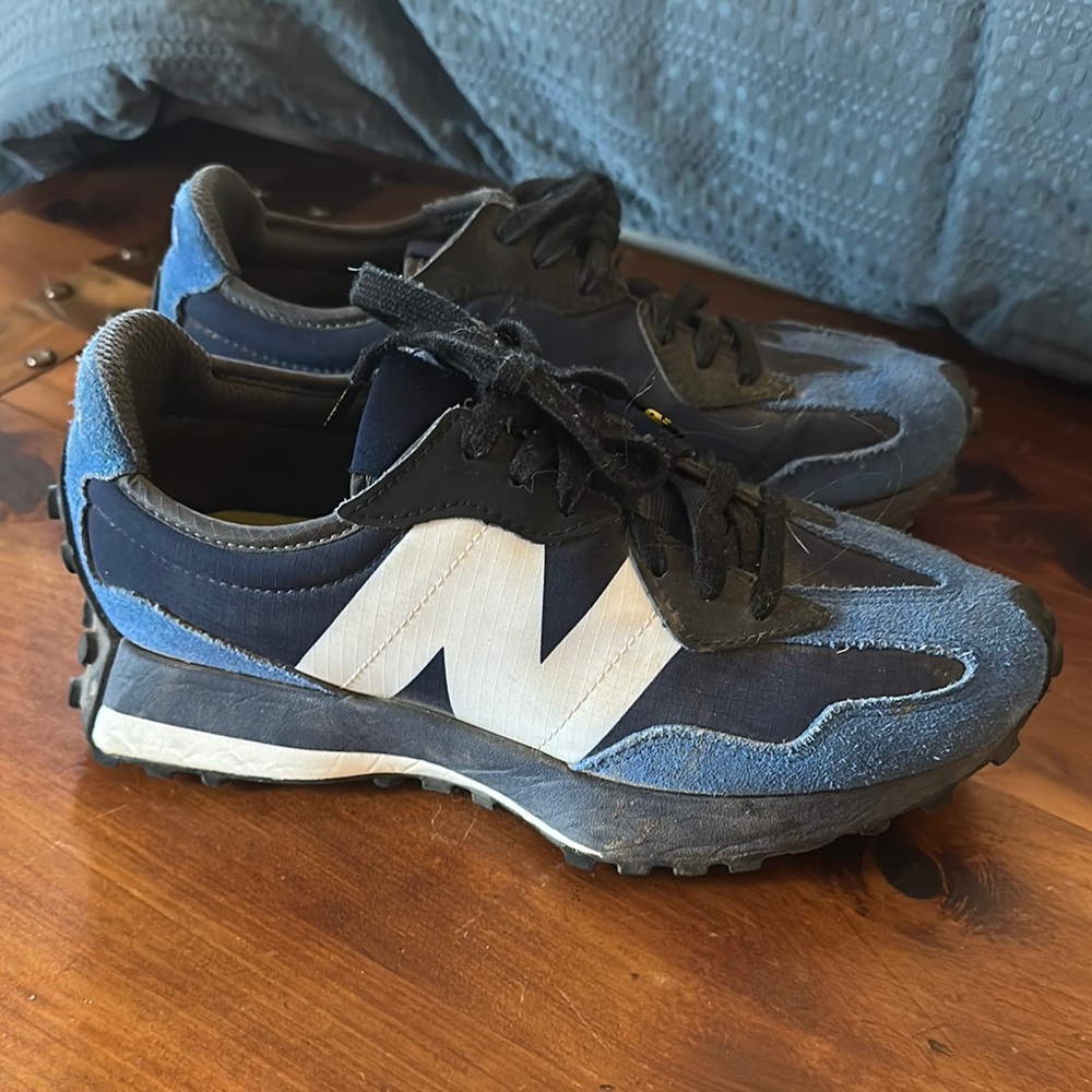 New Balance figs Blue and Black Sneakers